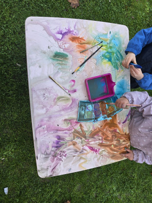 Wasserfarben direkt auf den Tisch gemalt